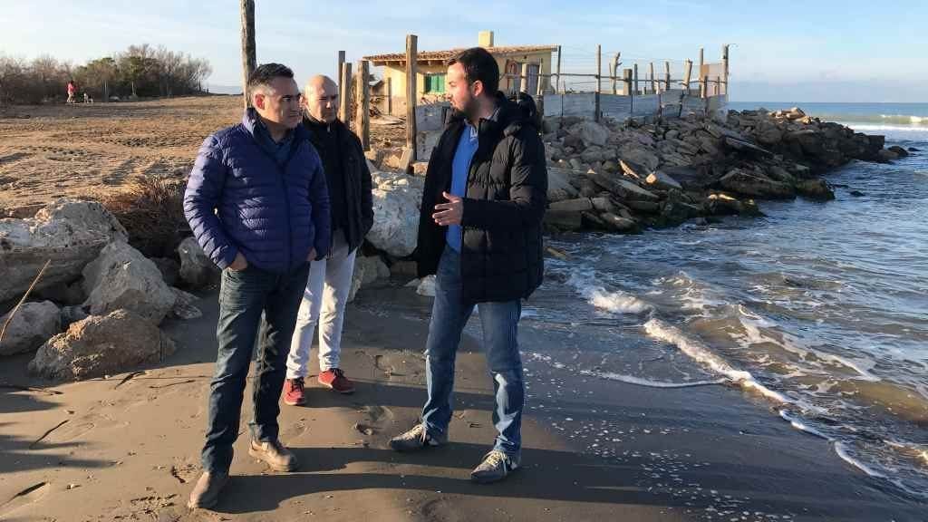 Deltebre qualifica «insuficients» els 1,3 milions d’euros que l’Estat invertirà per reparar els danys causats pel temporal L'eurodiputat, Ramón Tremosa, va visitar la costa de Deltebre, acompanyat per l'alcalde / Cedida