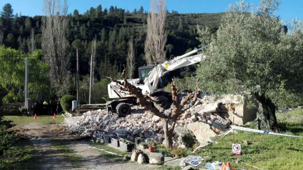 L'excavadora enderrocant la casa d'Alfara de Carles