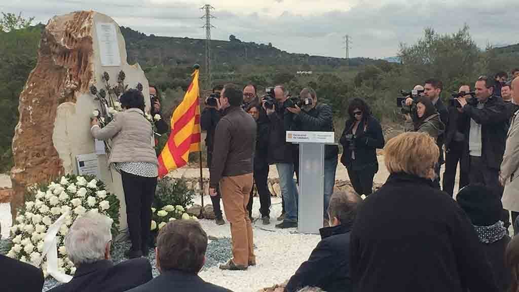 Moment de l'ofrena floral durant l'acte homenatge