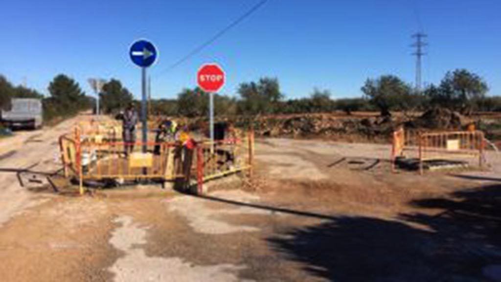 Obres d'urbanització de l'encreuament dels camins de la Bassa de Fornós i del Camp de Futbol municipal de l'Ampolla / Cedida