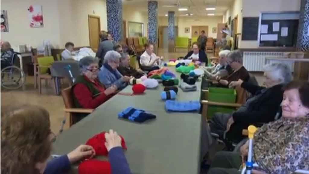 Un grup d’ancianes teixeixen bufandes solidàries per als refugiats de Grècia