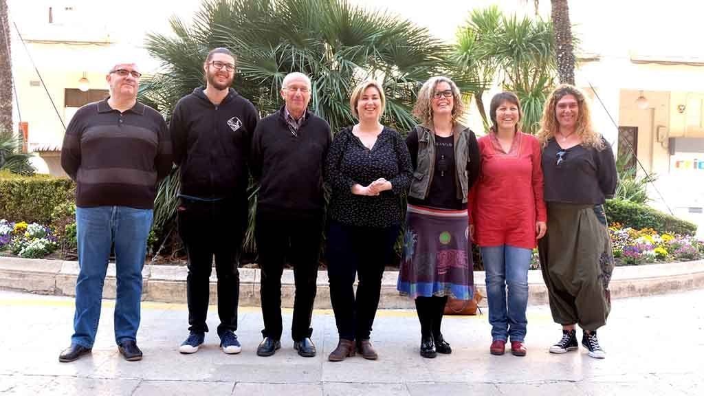 La regidora de Joventut de l'Ajuntament de Tortosa, Cristina Girón, acompanyada per representants de diverses entitats, associacions i ong's / Cedida