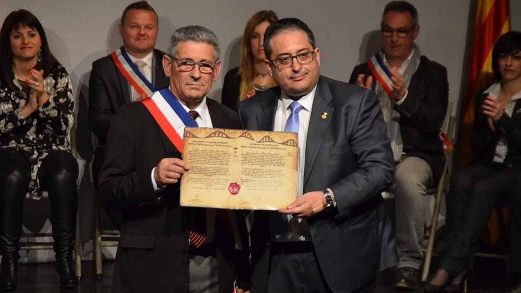 L'alcalde de Móra d'Ebre i Bonson durant l'acte d'agermanament / Cedida