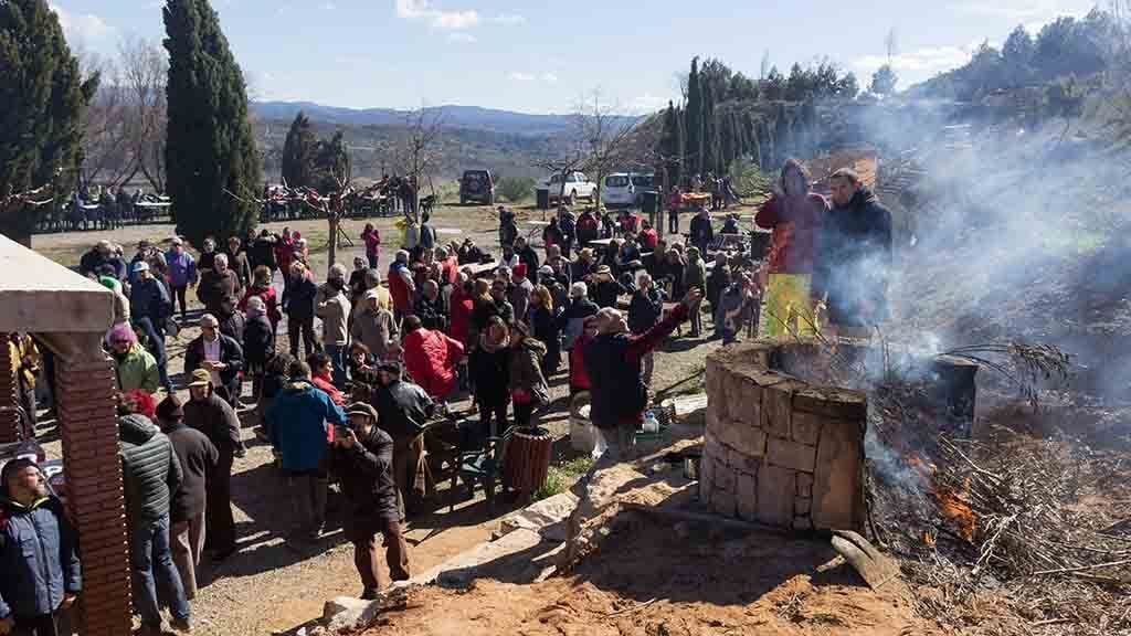 Riba-Roja d’Ebre apropa l’art de la destil·lació de l’oli de ginebre