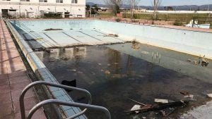 Estat actual de la piscina exterior del complex esportiu de Deltebre / Cedida