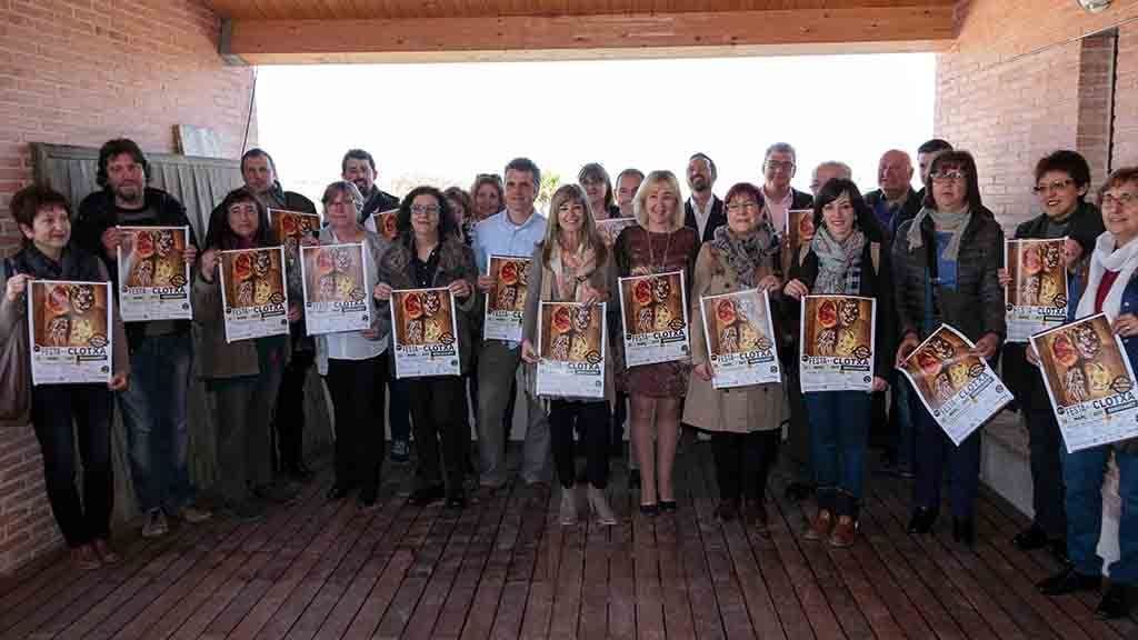 Representats politics i socials de la Ribera d'Ebre durant la resentació de la 14a festa de la clotxa / Cedida