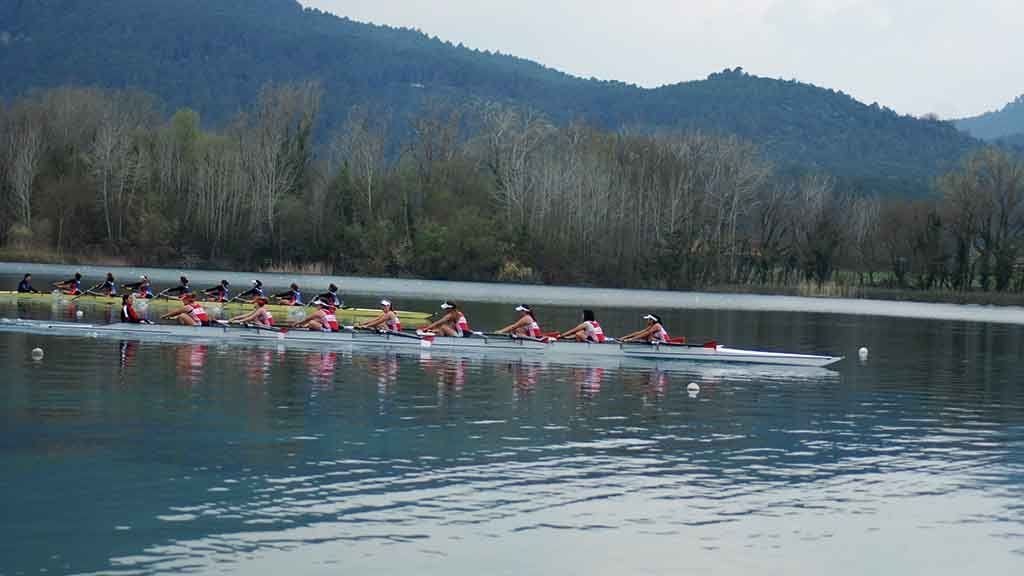 El bot +8 femení del CR Tortosa drant la regata de bandera catalana / Cedida