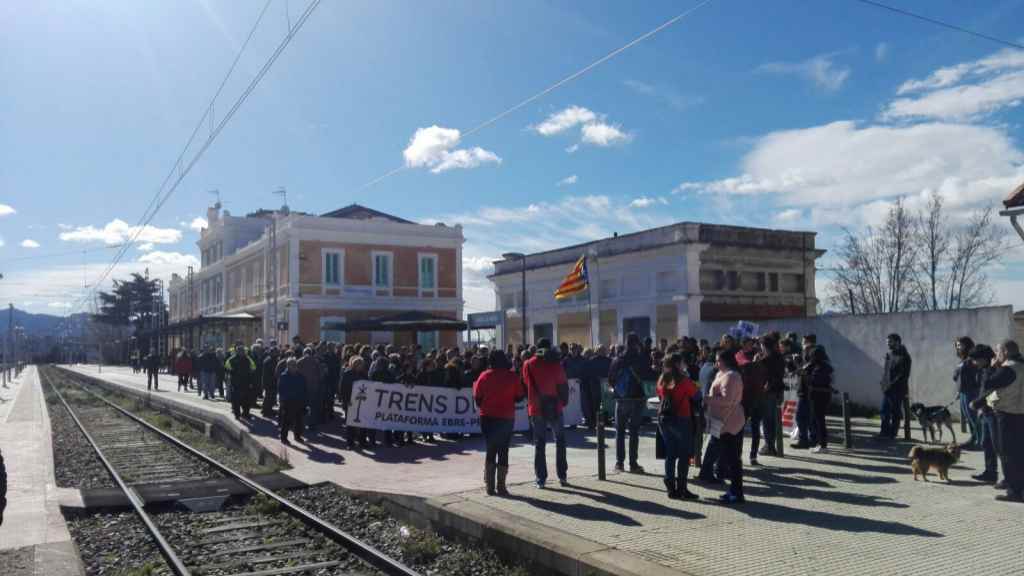 trens dignes_contentracio estacio mora 1.jpg