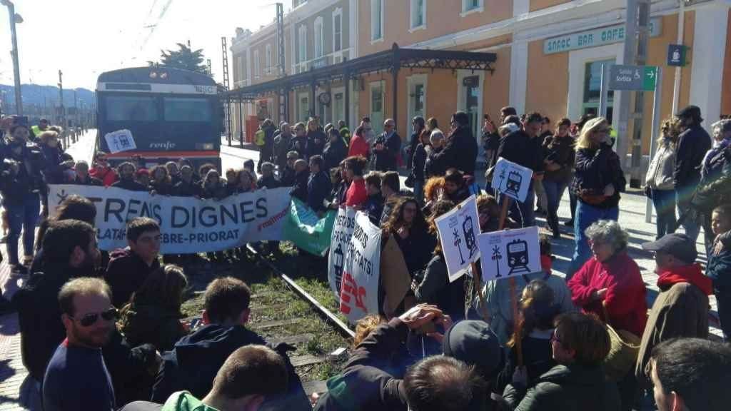 Clam massiu per reclamar millores a la «maltractada» R-15 a l’estació de Móra la Nova