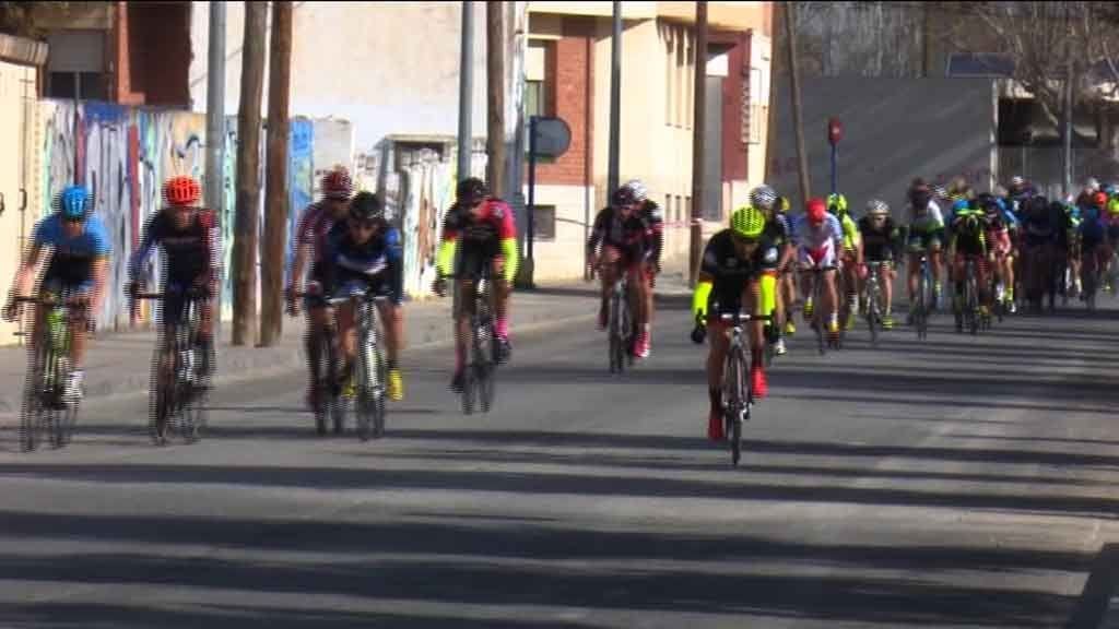 Prop d’un centenar de corredors participen en el IX Trofeu Ciutat d’Amposta de ciclisme
