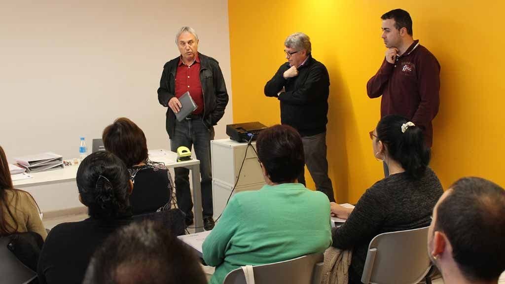 D’esquerra a dreta: el president de BEI, Joan Antoni Navarro; el gerent Antonio Galve i el tècnic Josep Luque, en una salutació en un curs de formació / Cedida