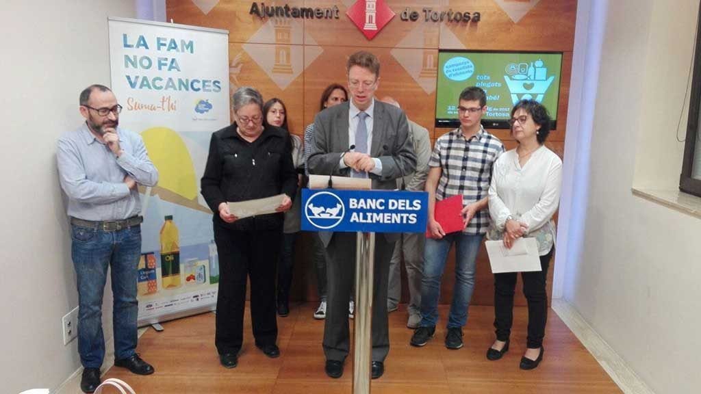 El coordinador del Banc dels Aliments de les Terres de l’Ebre, Òscar Ologaray, acompanyat de l'alcalde de Tortosa, Ferran Bel i de representants de les entitats col·laboradores