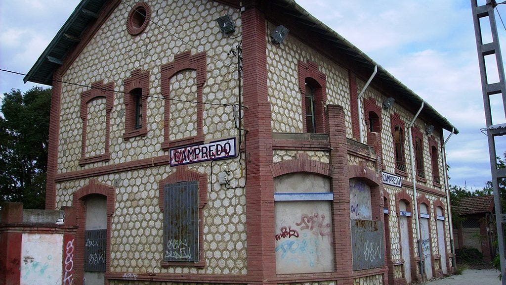 La estació de tren de Campredó, abandonda des de 2010