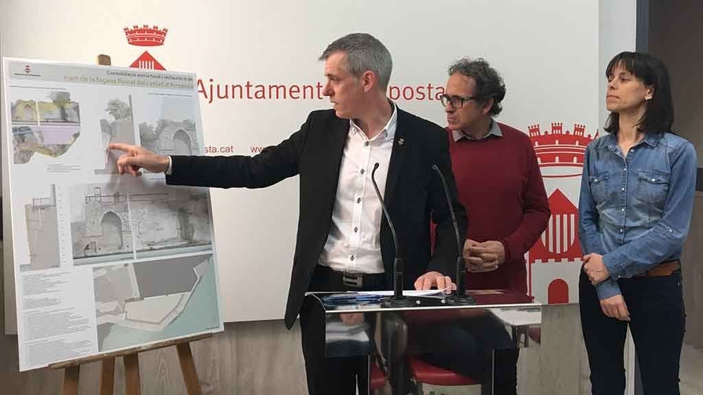 L'alcalde, Adam Tomàs, ha detallat les actuacions que es duran a terme a la façana fluvial / Cedida