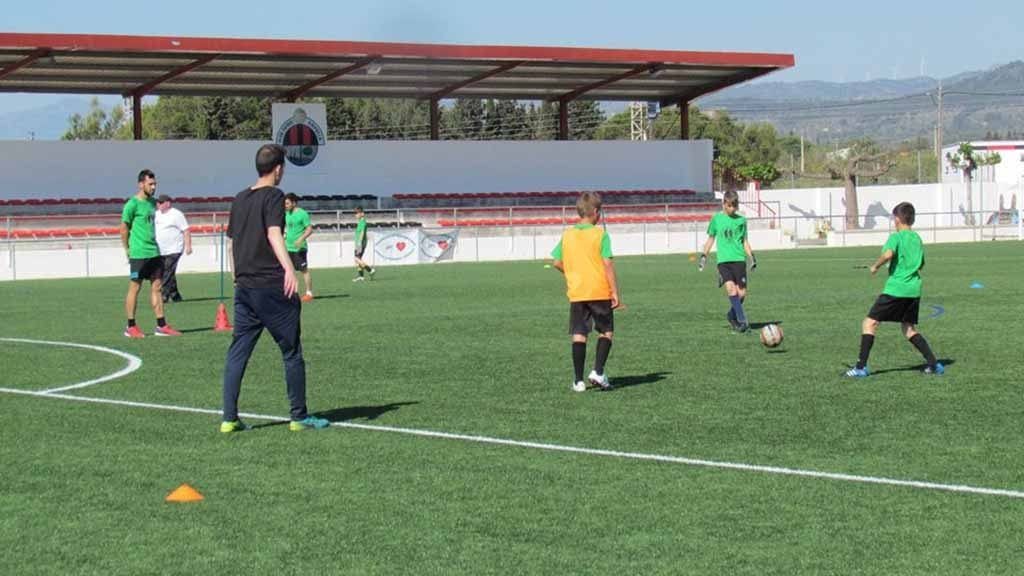 Xiquets jugant al futbol en un dels dies de formació a l'Ampolla / Cedida