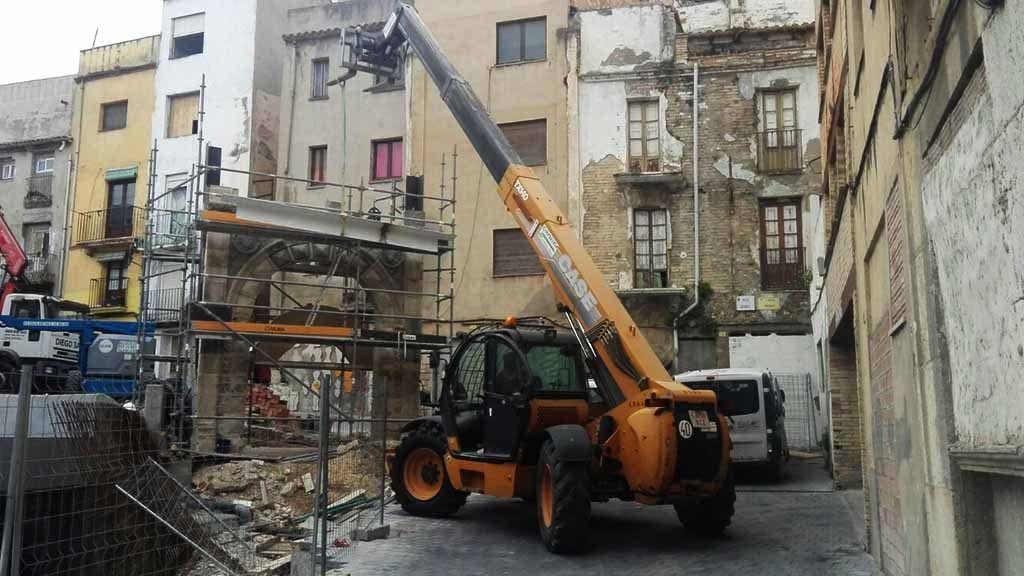 Aquest dimecres han començat els treballs per instal·lar la portalada