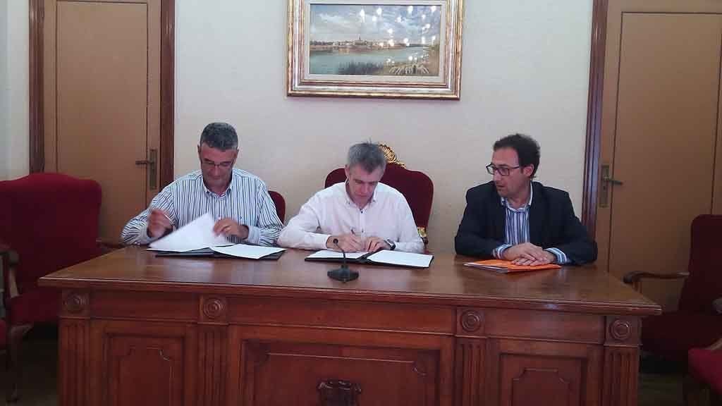 Adam Tomàs i Santi Roselló durant la firma del conveni / Cedida