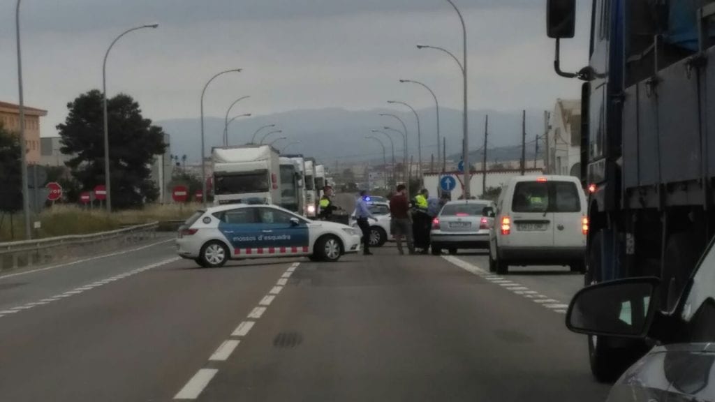 Detinguda una banda d’atracadors que robava joies a dones grans Imatge del moment de la detenció dels atracadors a la N-340. Font: D. Sainz