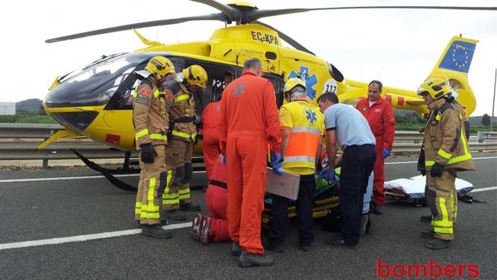 Un helicòpter del SEM s'ha endut la víctima a l'Hospital Joan XXIII de Tarragona/ Bombers