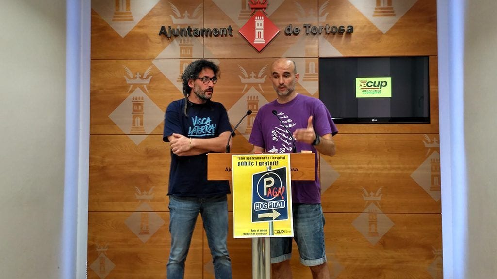 Pere Magrané, membre de la CUP Ebre, i Xavi Rodríguez, portaveu de la CUP Tortosa