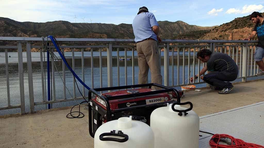 Investigadors de la UdL durant l'experiment al pantà de Riba-Roa d'Ebre / Cedida