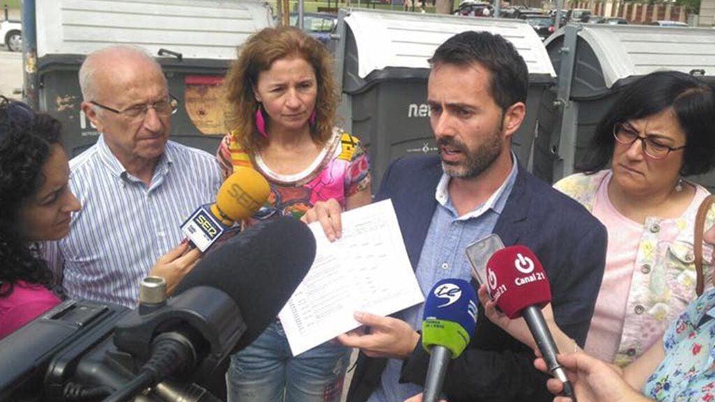 Els regidors de Movem mostren els pressupostos de la piscina municipal