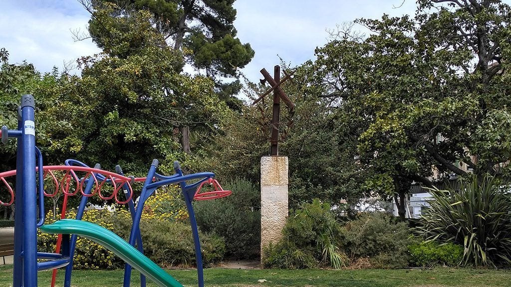La CUP Tortosa vol retirar ara el monument a la Guàrdia Civil El monòlit a la Guàrdia Civil, al costat d'una zona de jocs infantils del Parc Municipal