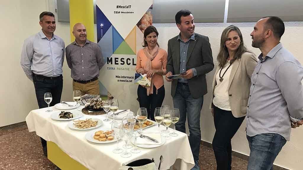 Aquest matí l'alcalde, regidors de Deltebre durant la presentació del Deltafira i Mescla / Cedida