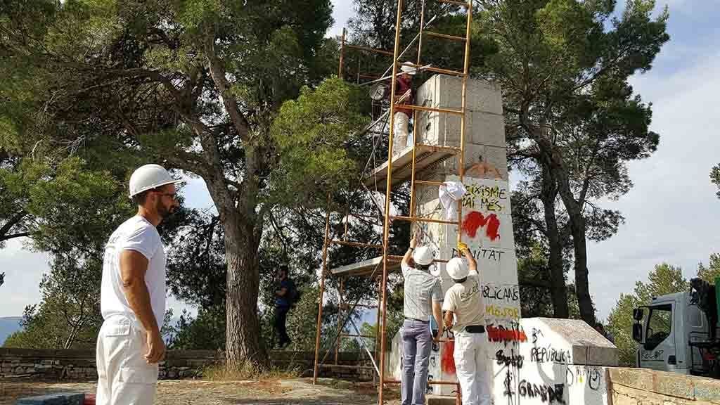 Gandesa retira el monòlit franquista del Coll del Moro Operaris de la Diputació enderroquen el monument franquista, aquest matí