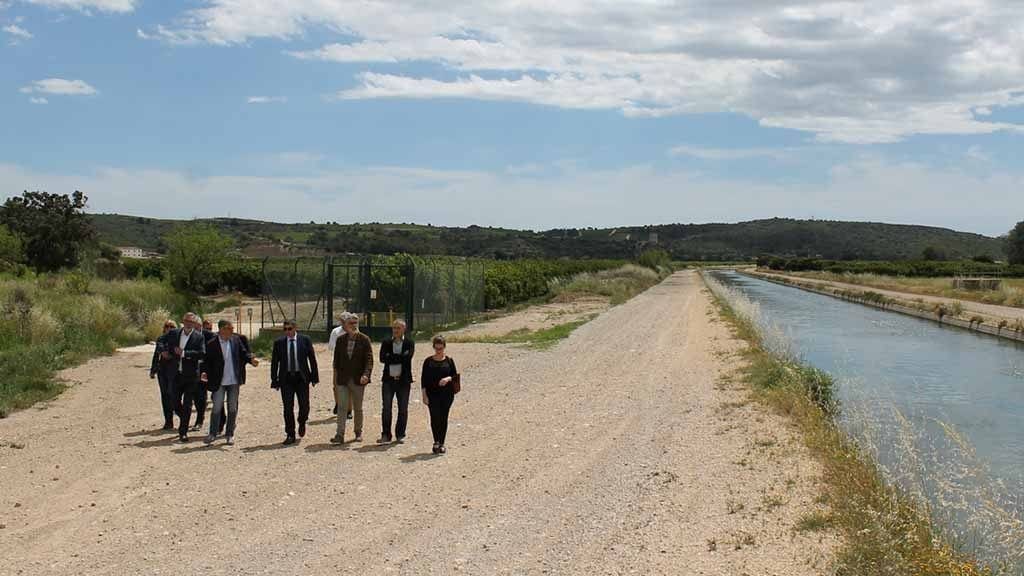 Representats d'Adif i el Consell Comarcal durant l'acte de signatura / Cedida