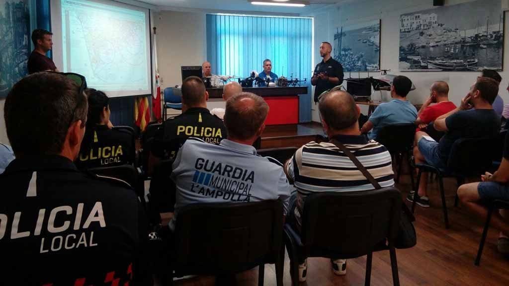 L'instructor de l'Aeroclub de Reus, Òscar Villar, explicant als agents la normativa dels drons