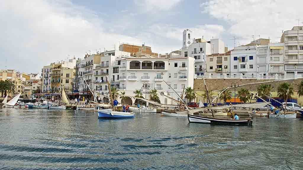 La Cala es vesteix de festa en honor al mar Embarcacions de vela llatina navegant pel port de l'Ametlla de Mar / Cedida