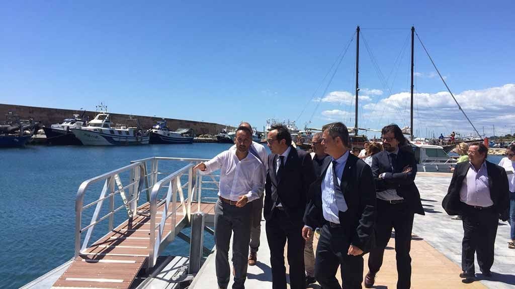 El conseller Josep Rull durant la seua visita a l'Ametlla de Mar / TES