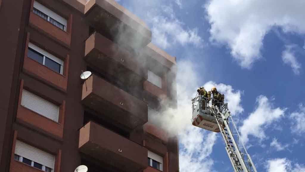 Els bombers extingeixen un foc en un pis de l’Avinguda Generalitat de Tortosa L'incendi només ha causat danys materials
