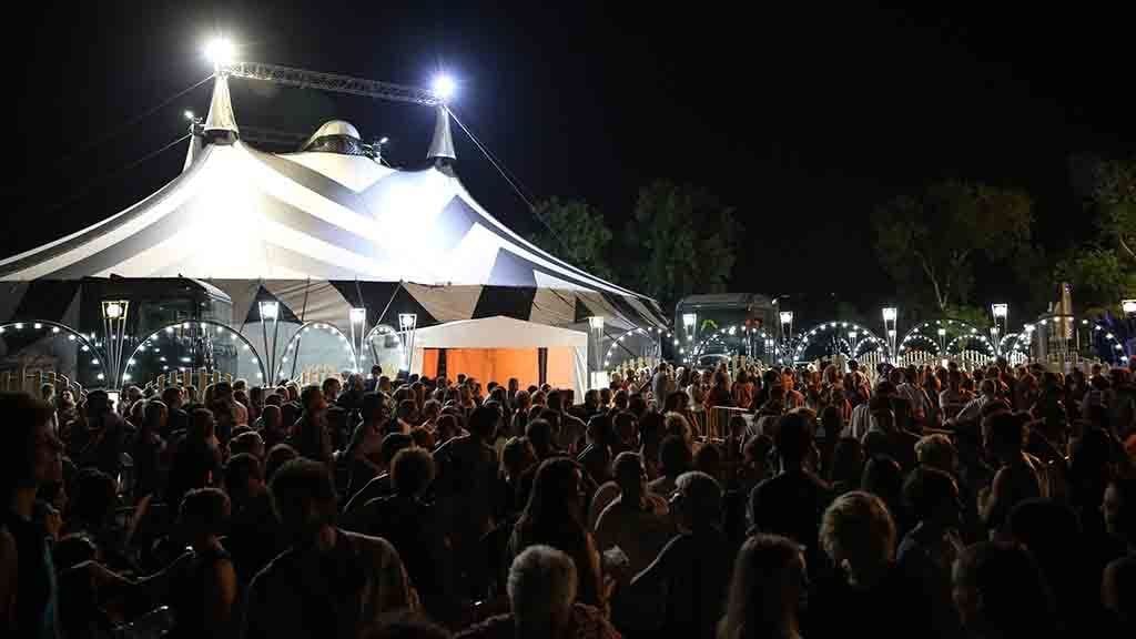El Festival Deltebre Dansa es consolida com a referent internacional de les Arts Escèniques amb més d’11.000 visitants Exterior de la carpa principal del Festival Deltebre Dansa / Albert Vidal / Vèrtex Comunicació