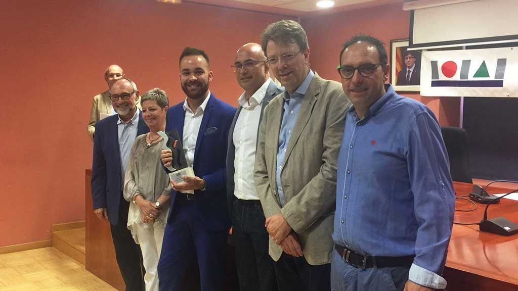 El periodista Jaume Borja, jesusenc de l’any 2016 Jaume Borja amb representants del consistori en el moment de rebre el guardó