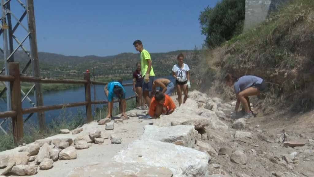 Finalitza el primer camp de treball a Riba-roja, dedicat a millorar la façana fluvial