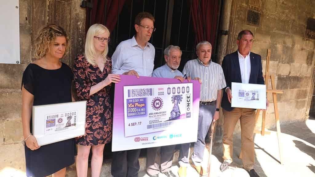Representants de l'ONCE, l'Ajuntament i l'Arxiconfraria posen amb el cupó commemoratiu / Cedida