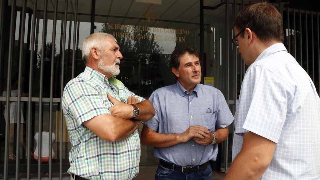 L’alcalde de Batea: “Descarto absolutament la segregació de Catalunya per marxar a l’Aragó” L'alcalde de Batea, Joaquim Paladella, conversant davant la subdelegació del govern espanyol a Tarragona després de reunir-se amb el subdelegat / ACN