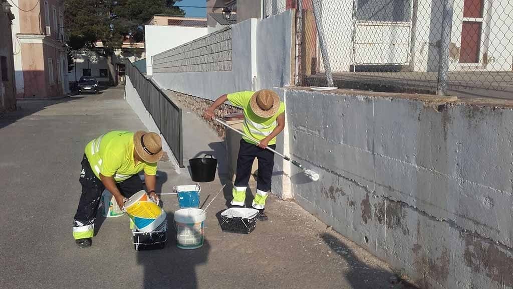 Una vintena de treballadors milloren aquest estiu entorns naturals i urbans de les Terres de l’Ebre a través dels Plans d’Ocupació Operaris realitzant tasques de pintura al Pinell de Brai / Diputació de Tarragona