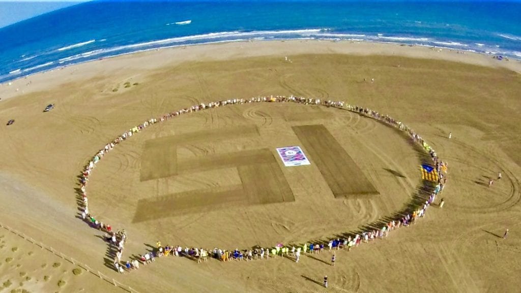 L’ANC dibuixa un ‘Sí’ gegant a la platja dels Eucaliptus