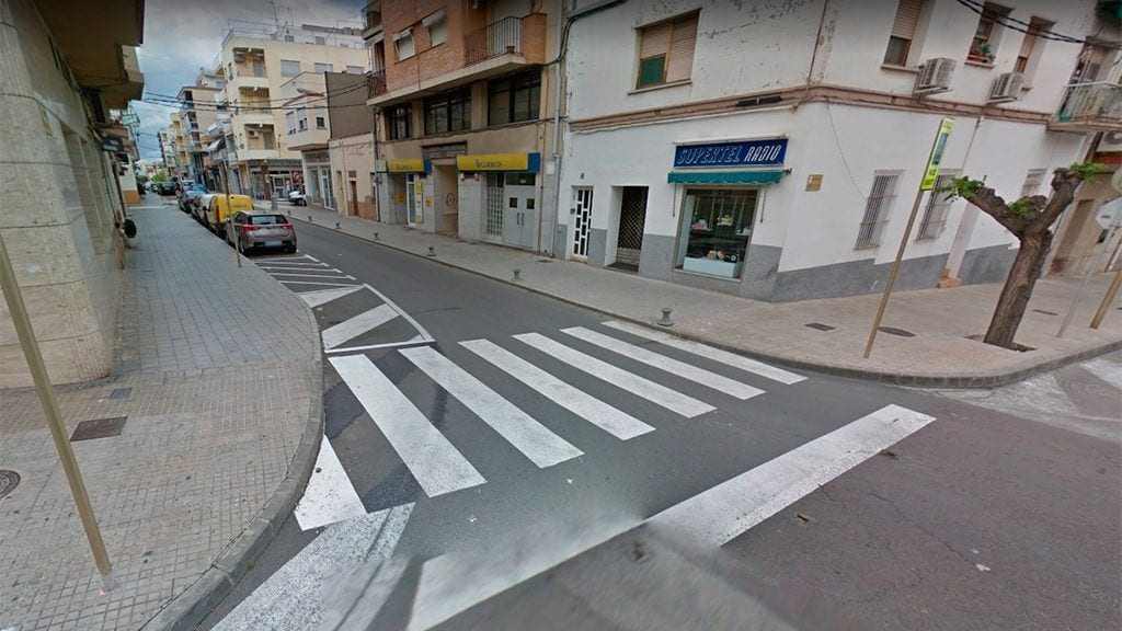 Un vehicle atropella una dona en un pas de vianants de La Ràpita