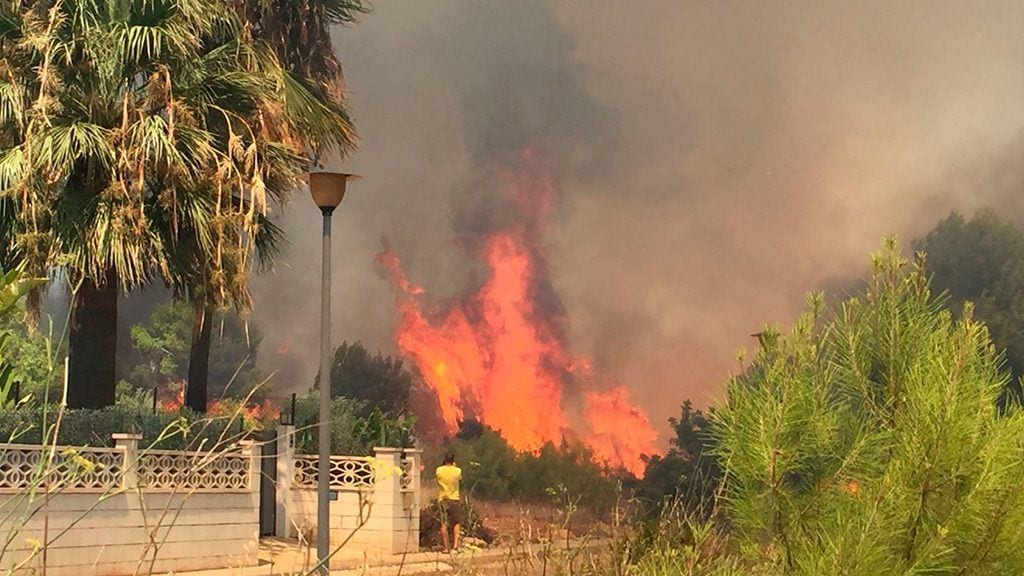 Un incendi crema un solar abandonat a tocar dels xalets del Serramar Imatge cedida