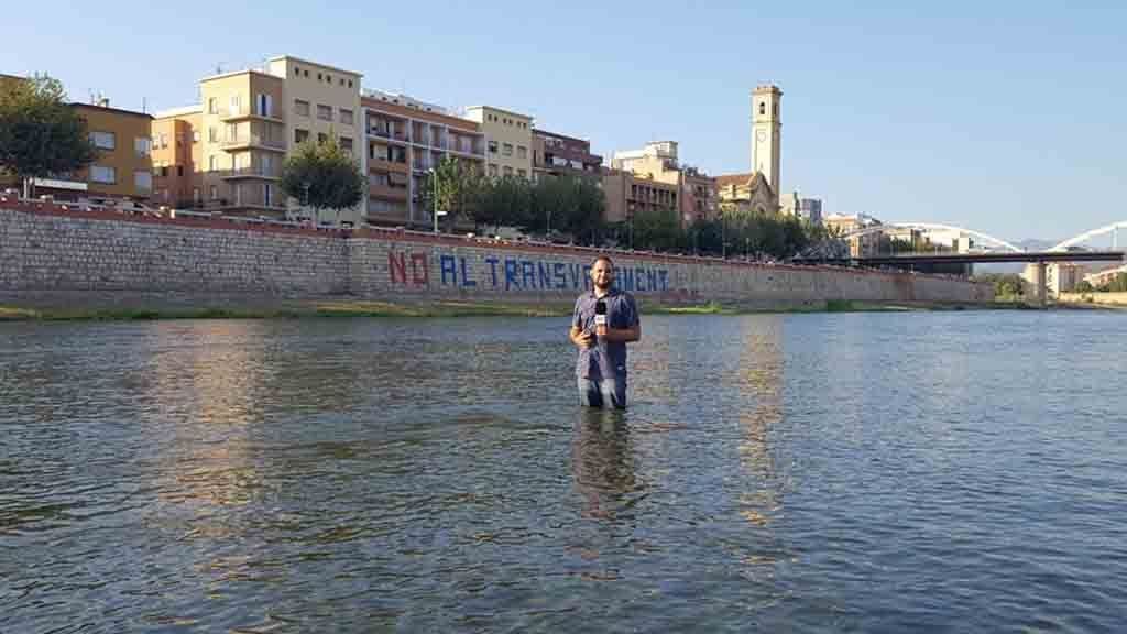 El cabal del riu Ebre sota mínims El riu Ebre al seu pas de Tortosa, el periodista, Oriol Gracia, mostra el poc cabal que hi ha en aquest tram