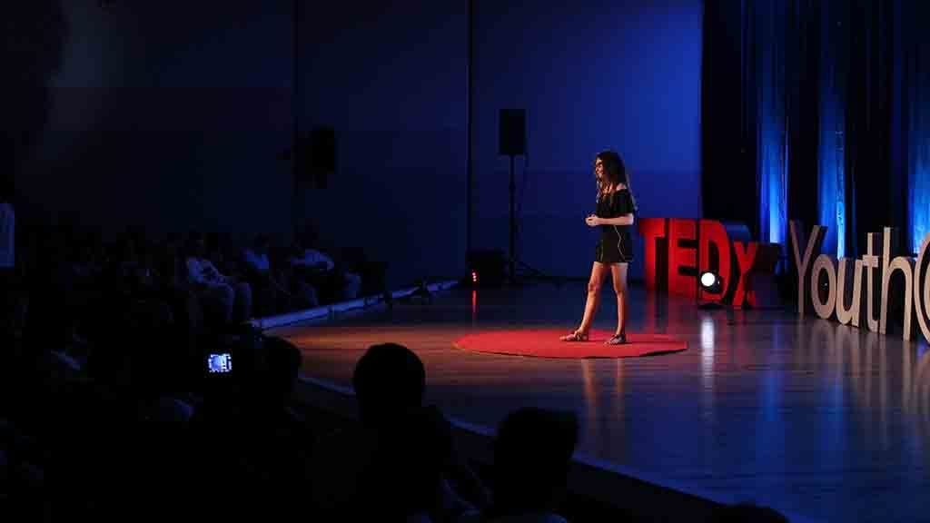 Mikele Grande durant la seua ponència a TEDx Youth Amposta / TEDxYouth@Amposta