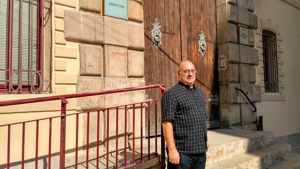 Josep Rodríguez davant dels jutjats de Tortosa, edifici històric de l'ajuntament on el seu avi va exercir de batlle