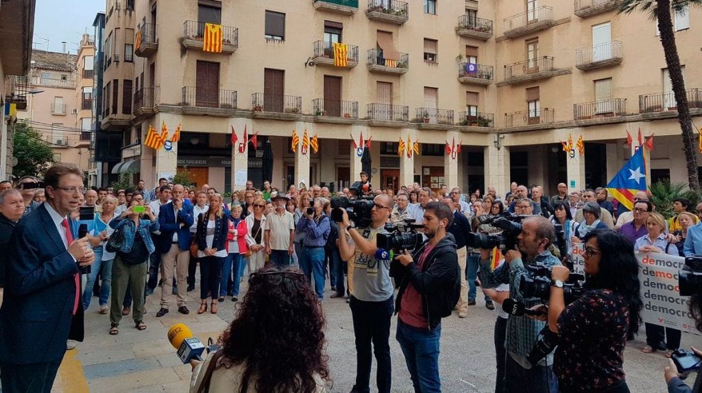 Bel, Caparrós i Soler marxen a declarar amb el recolzament de centenars de veïns