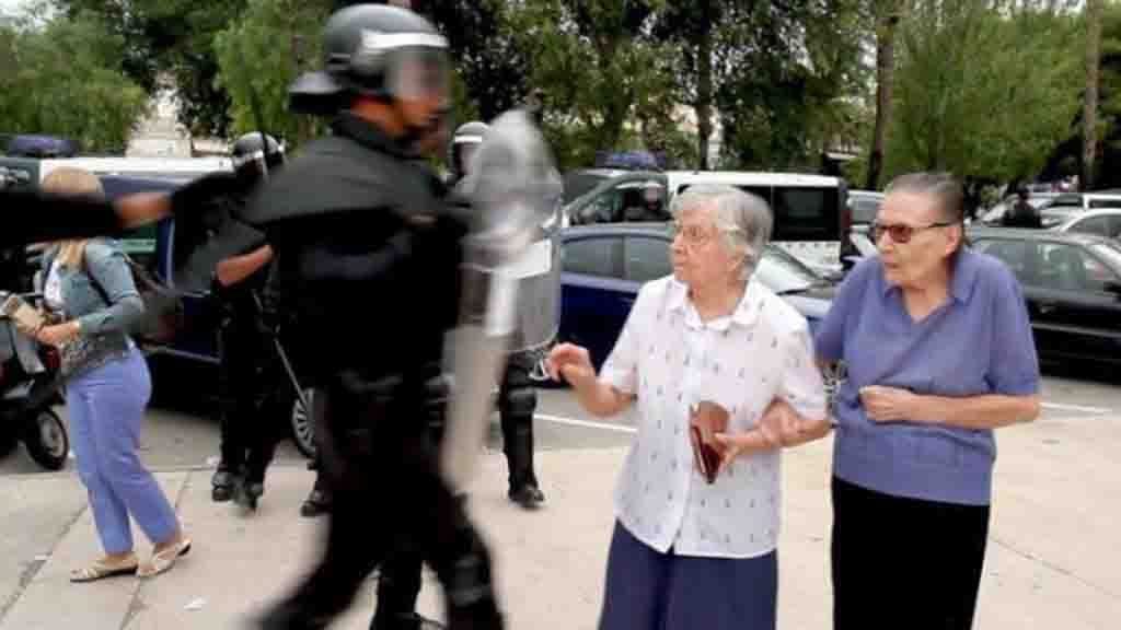 Moment en què Teresa i Trini Forés anaven a votar l'1-O / Ariadna Rodríguez
