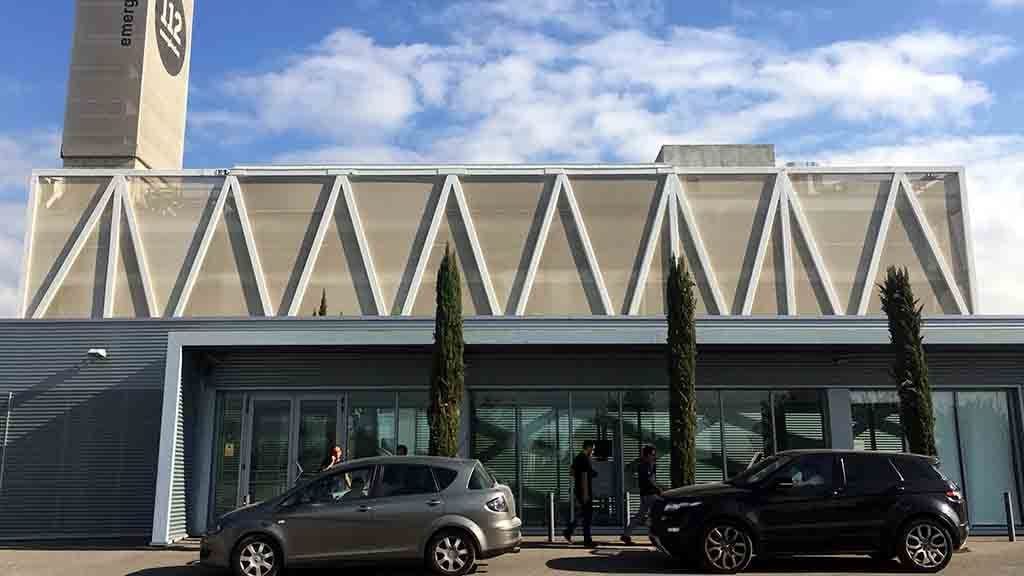 Dos vehicles sense logotipar de la Guàrdia Civil, davant l'entrada de l'edifici 112 a Reus, durant el registre que agents de paisà hi han dut a terme / ACN