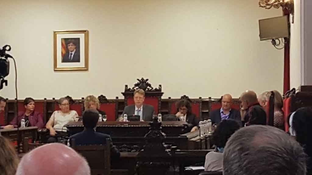 Tortosa retira el retrat del rei Felip VI per mostrar el rebuig al 155